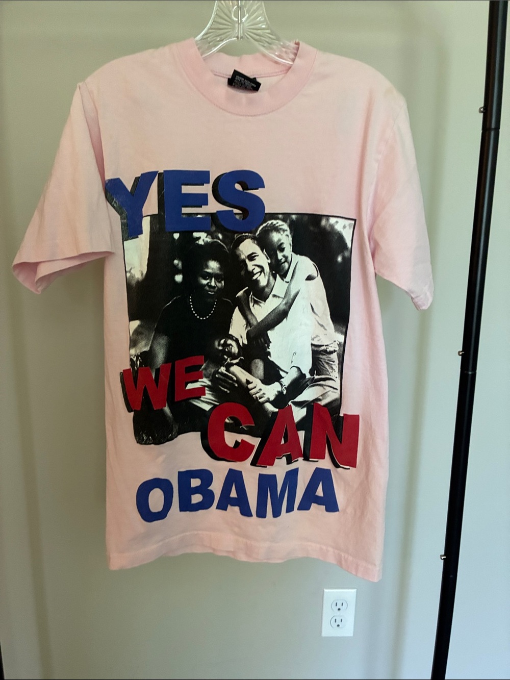 Pink Short-Sleeve Graphic Tee with Patriotic 'Yes We Can' Slogan
